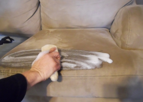 Làm sạch ghế sofa bằng bình xịt ghế sofa có tốt không?